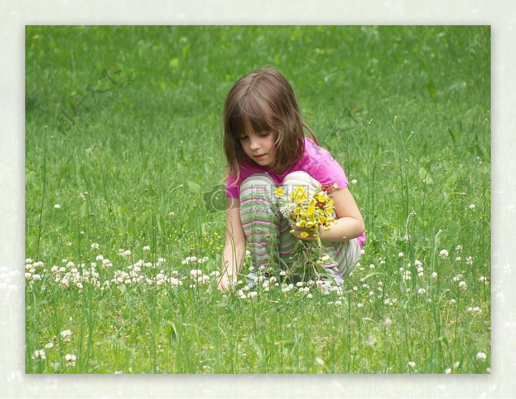 在草地摘花的女孩
