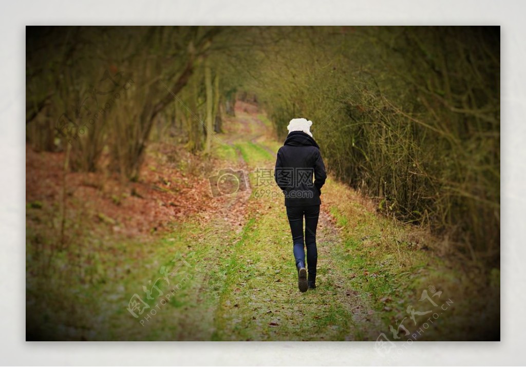 散步在树林里的女子