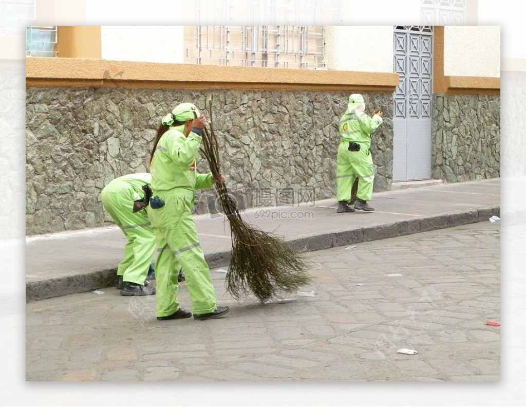 正在扫大街的清洁工