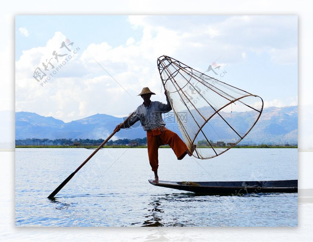 缅甸海上打渔的渔夫