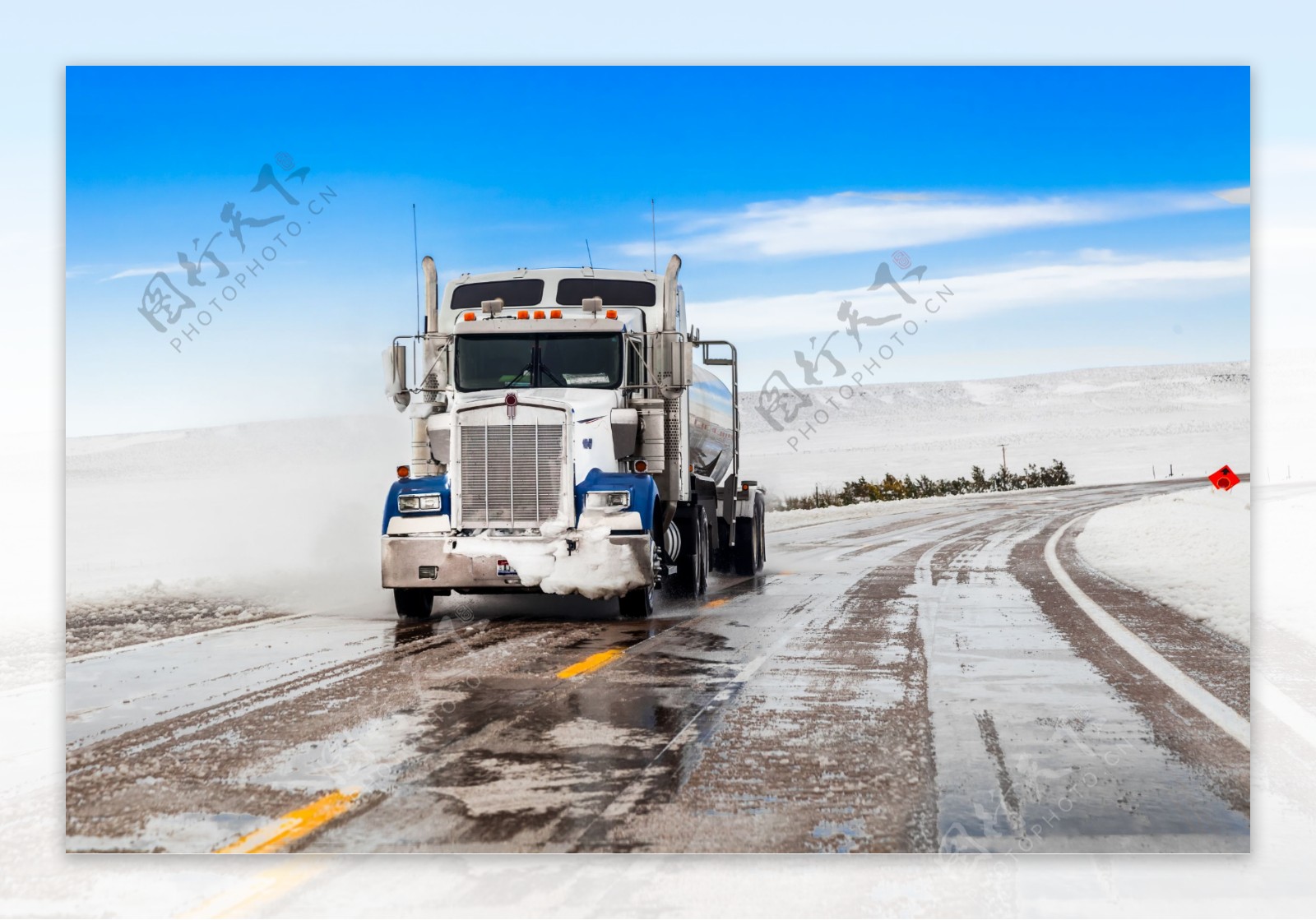 冰雪路面行驶的重型货车图片