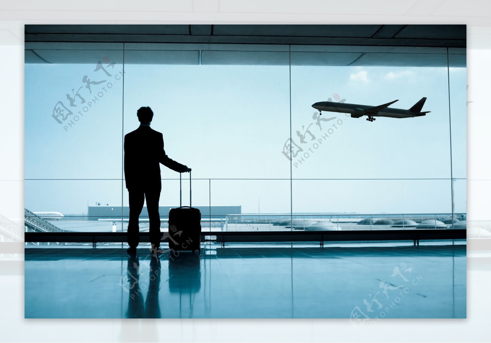 提着行李的男人和飞机图片