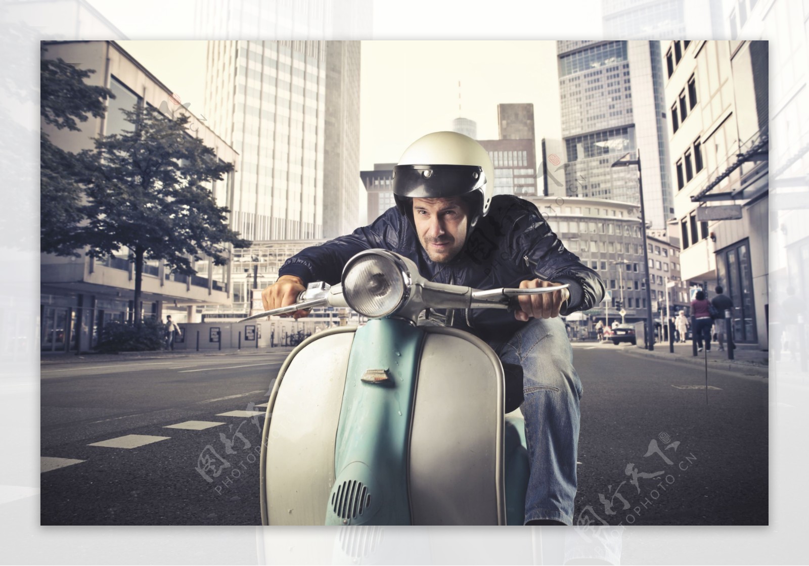 公路上骑摩托车的男人图片