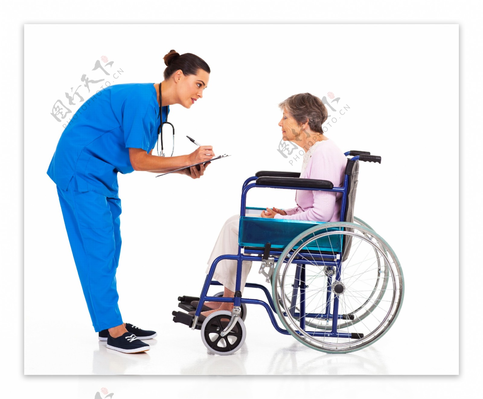 轮椅老人和医生图片