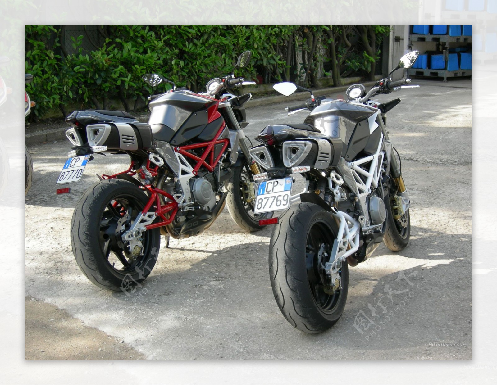 两辆摩托车图片