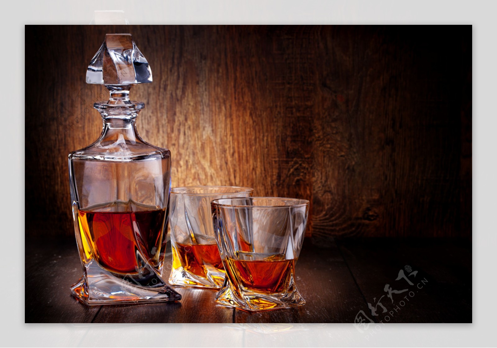 木板背景下的威士忌酒杯酒瓶