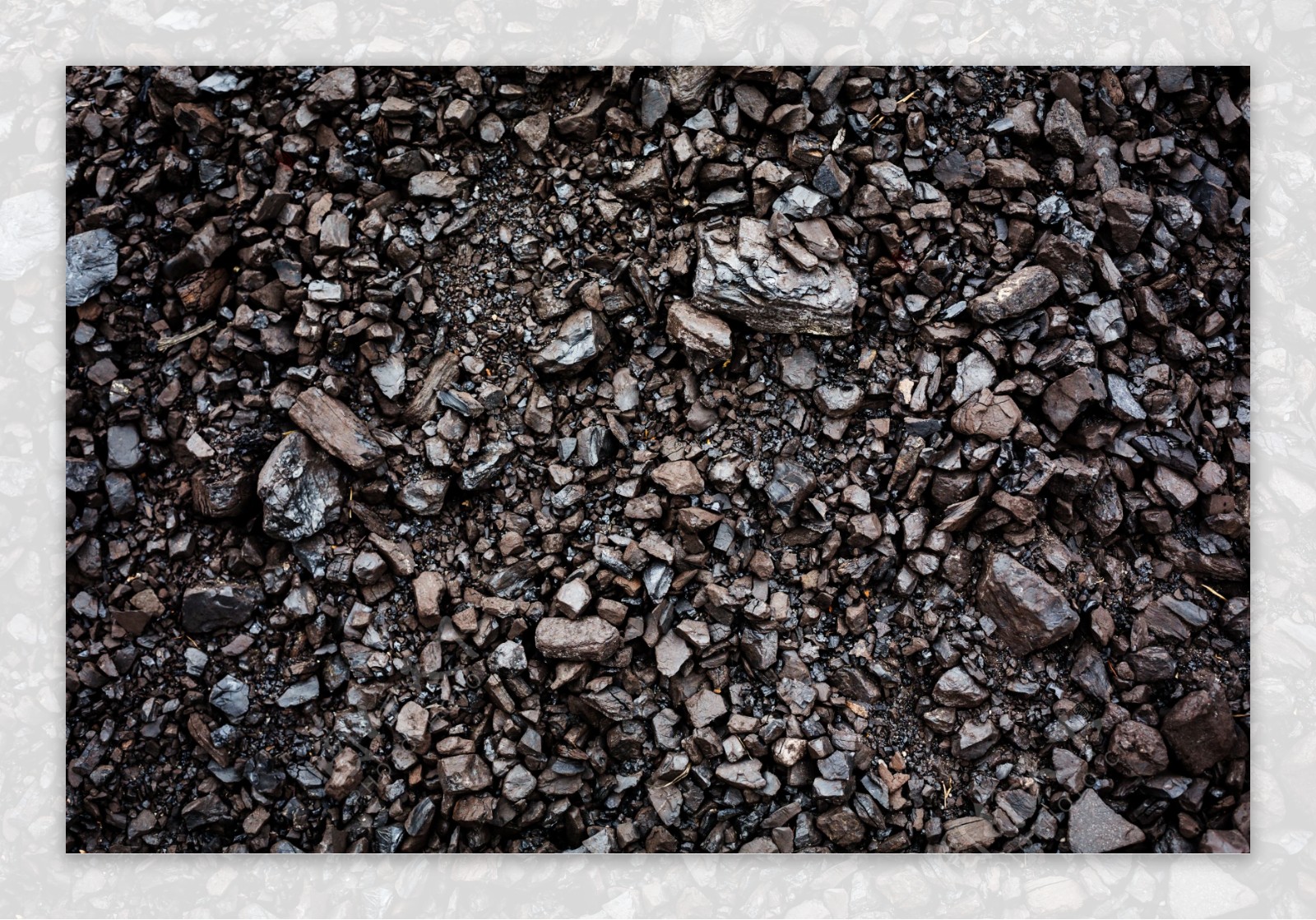 地上的煤碳图片