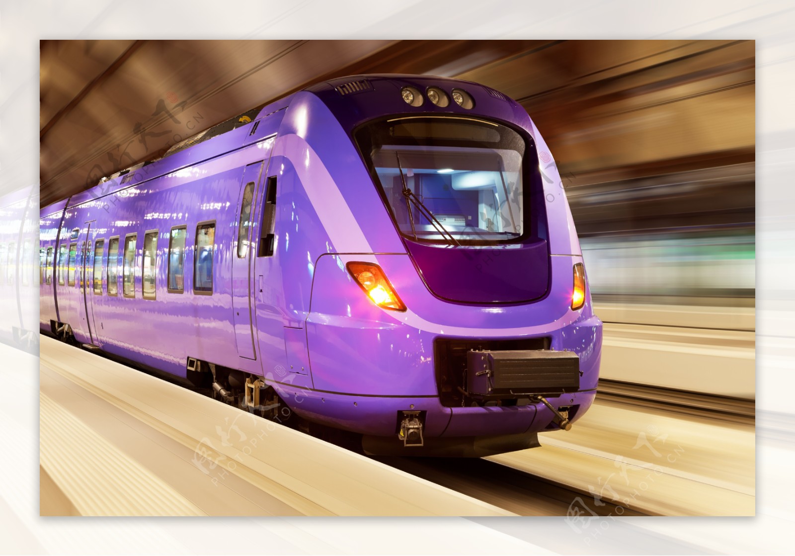 前进的紫色火车图片