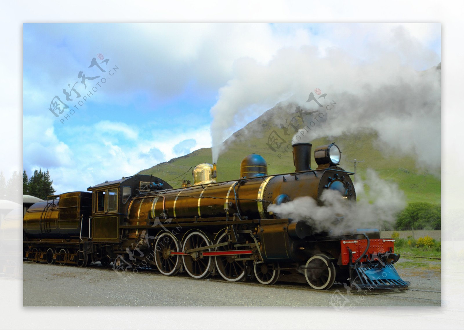 行驶的蒸汽火车图片