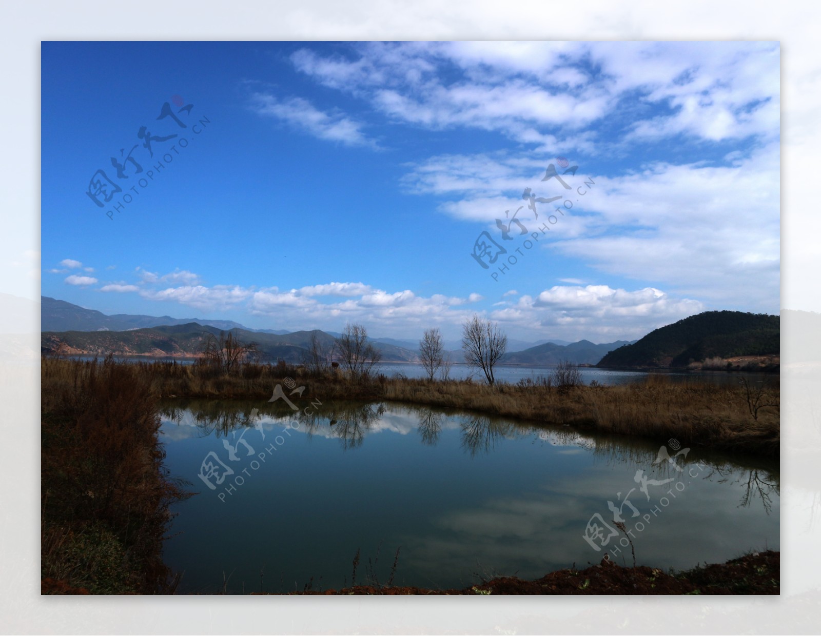 泸沽湖湖畔图片