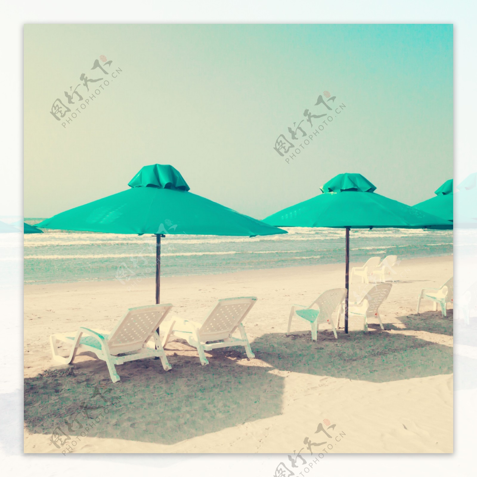沙滩凉椅与遮阳伞