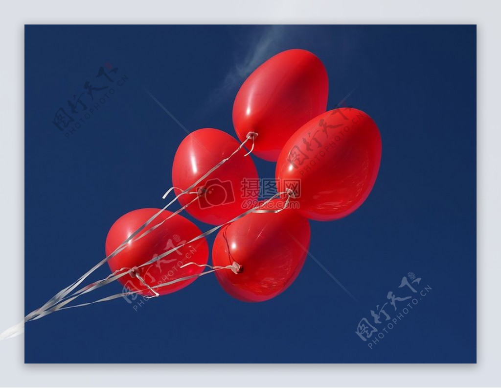 放飞的红色气球