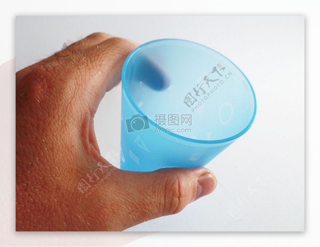 手中拿着的蓝色塑料杯子