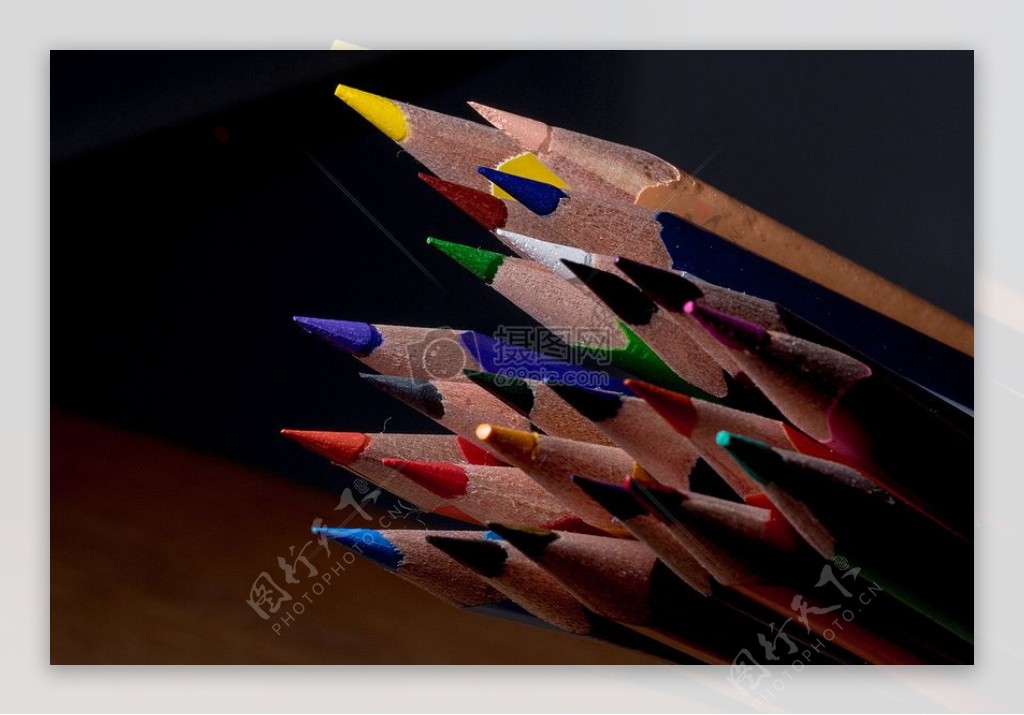 不同色彩的铅笔