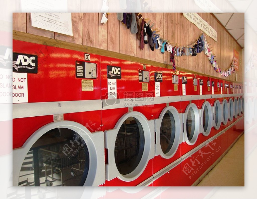 红色的自动洗衣店铺