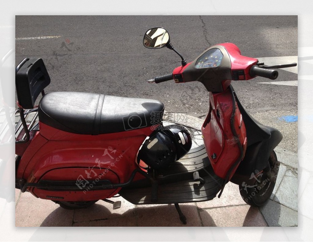 停靠的红色摩托车