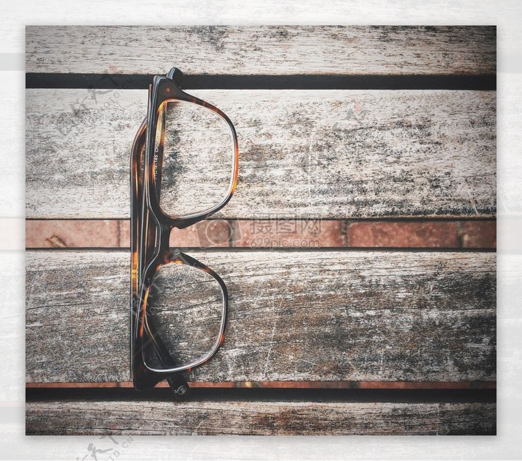 木板上的眼镜