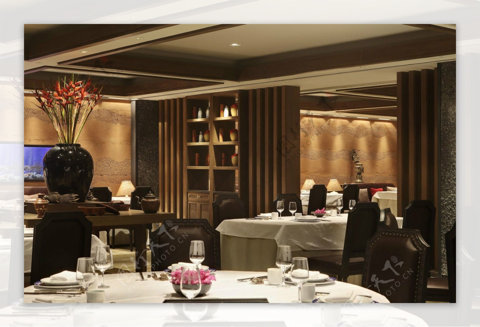 现代高级酒店餐厅白色餐桌工装装修效果图