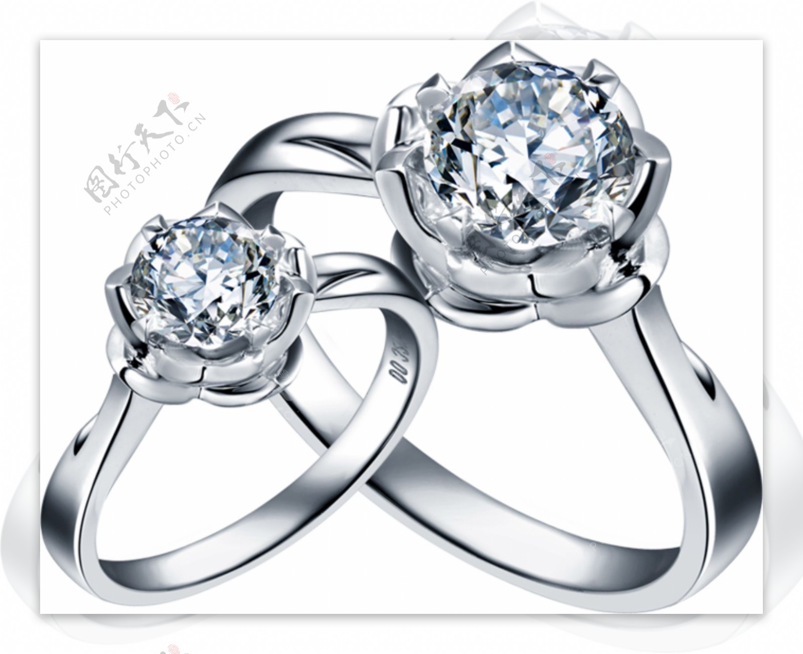 两个浪漫爱情的钻石戒指守护矿石