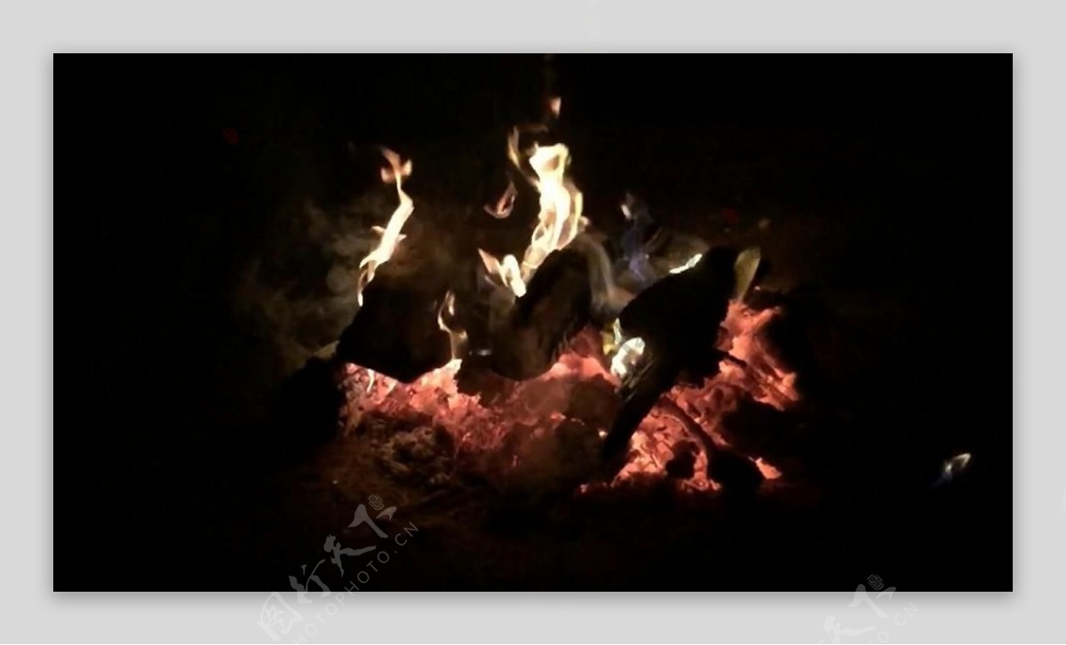 实拍黑夜里熊熊燃烧的火柴堆视频素材