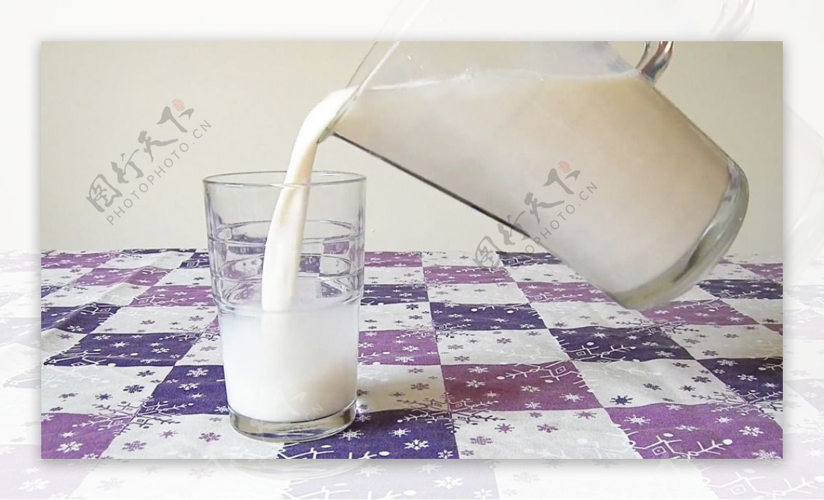 动态往桌子上的玻璃杯里倒牛奶视频实拍素材