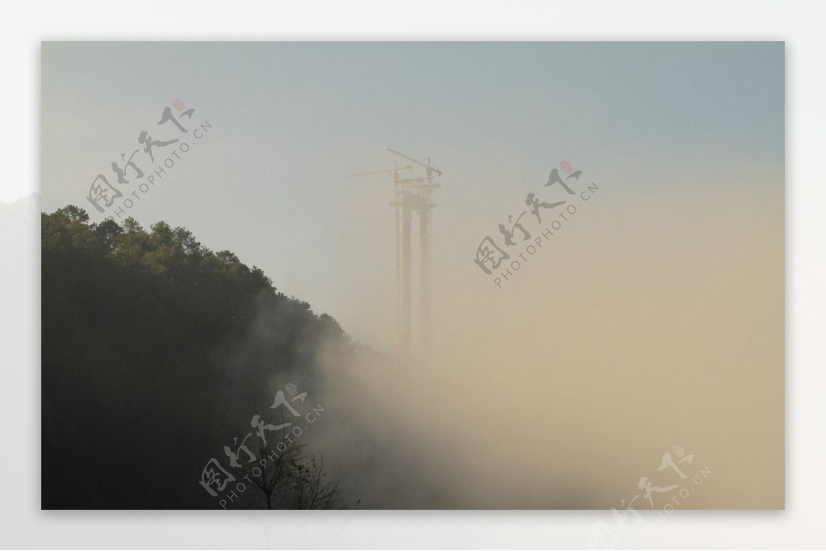 建设中云雾缭绕龙江大桥桥墩