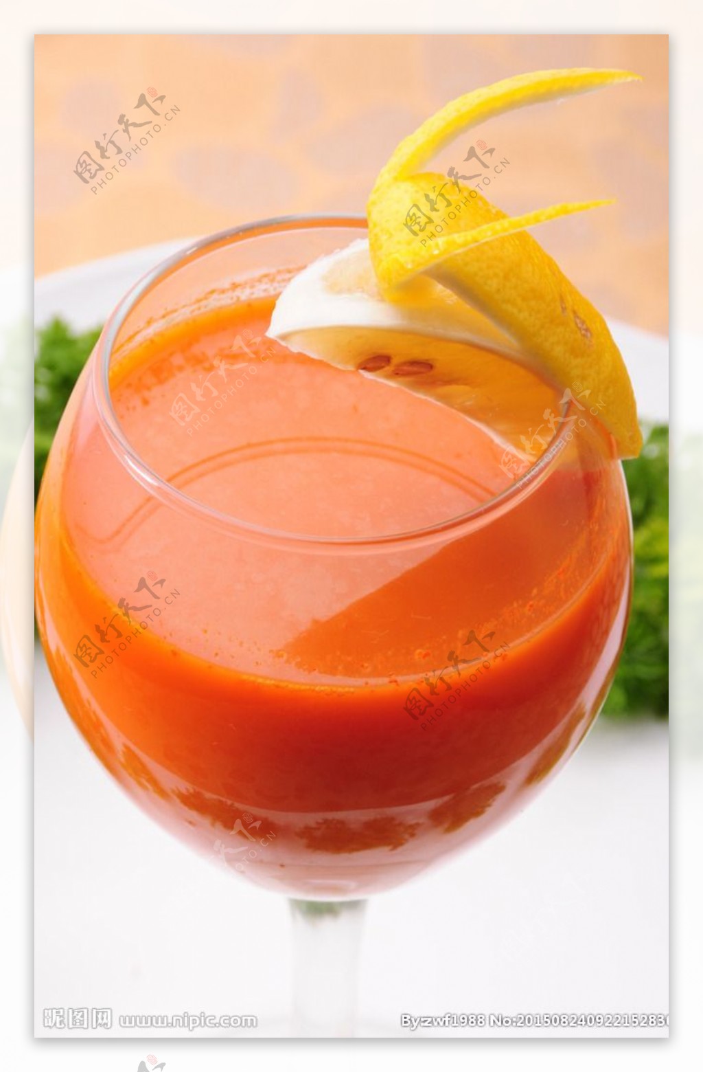 杯胡萝卜汁和新鲜胡萝卜放在一块木板图片下载 - 觅知网