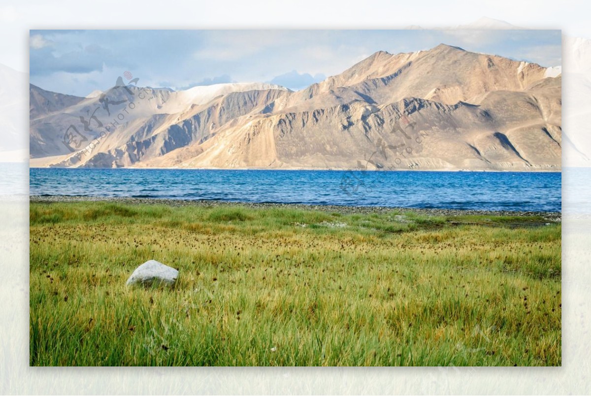 草地湖泊自然风景