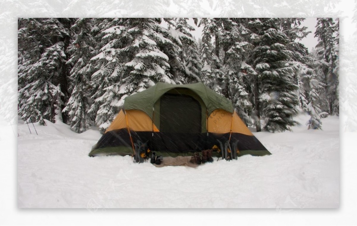 雪地上的帐篷