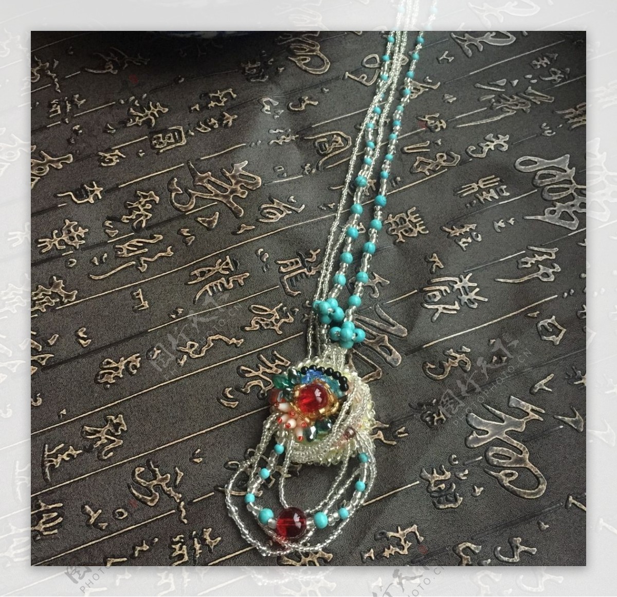 手工缝制的珠绣项链