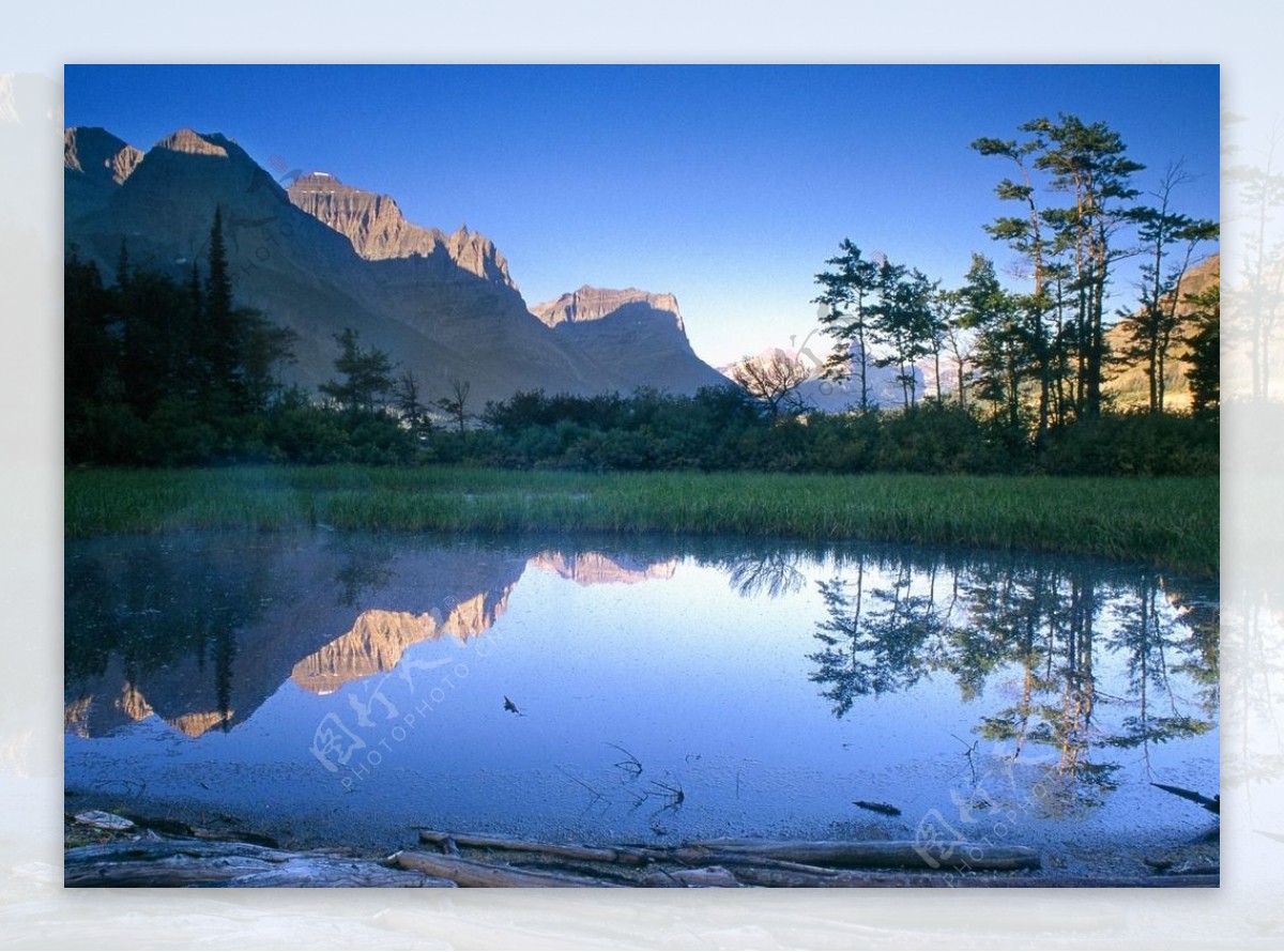 唯美高山和湖泊景色