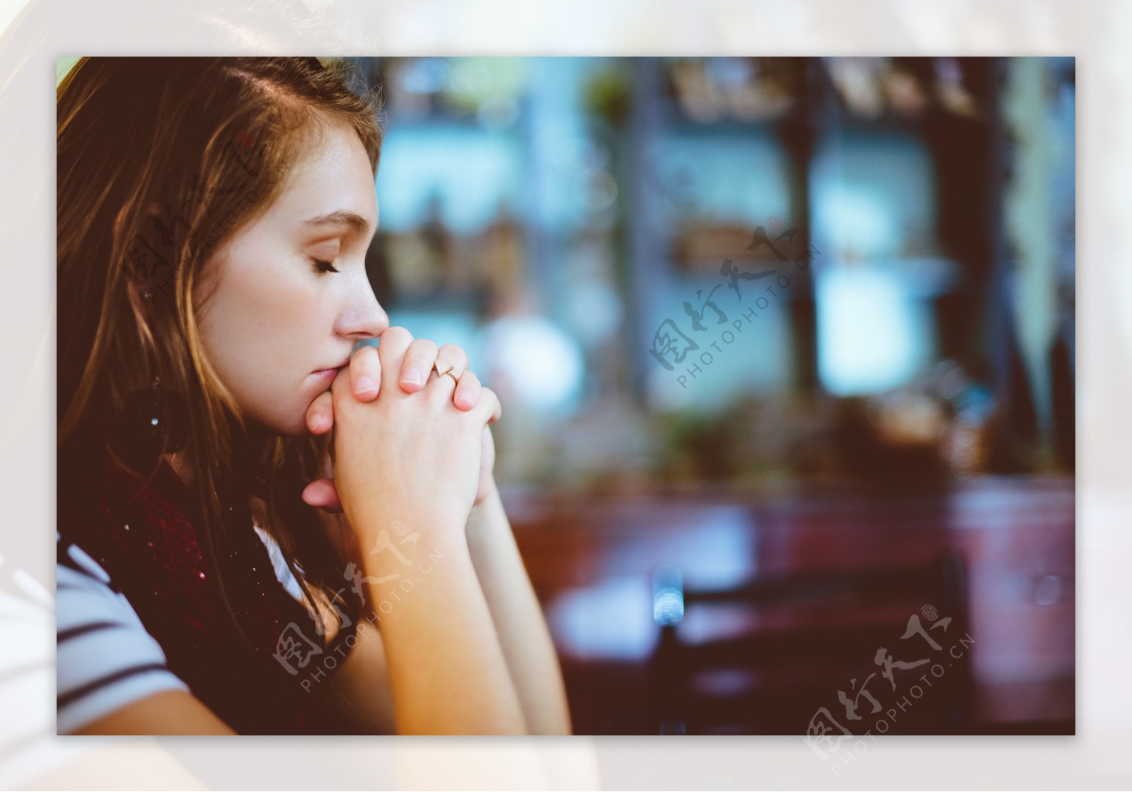 祈祷中的少女