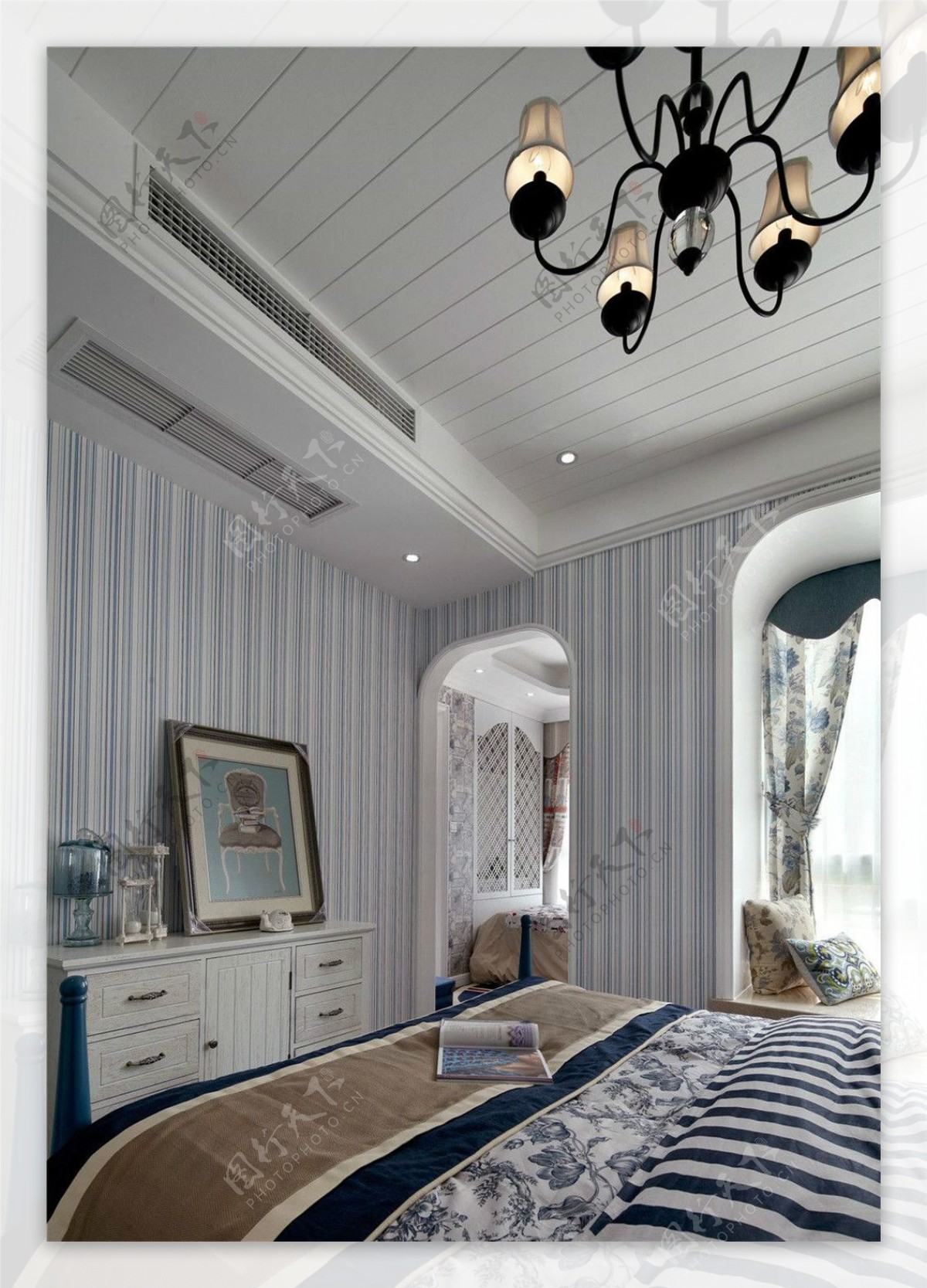 现代地中海卧室吊灯装修实景图