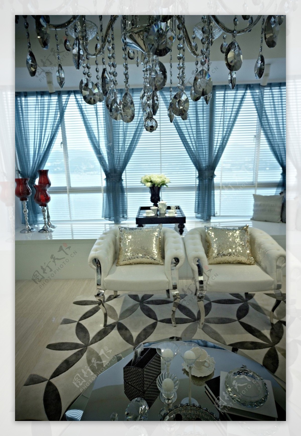 现代文雅清新客厅蓝色窗帘室内装修效果图