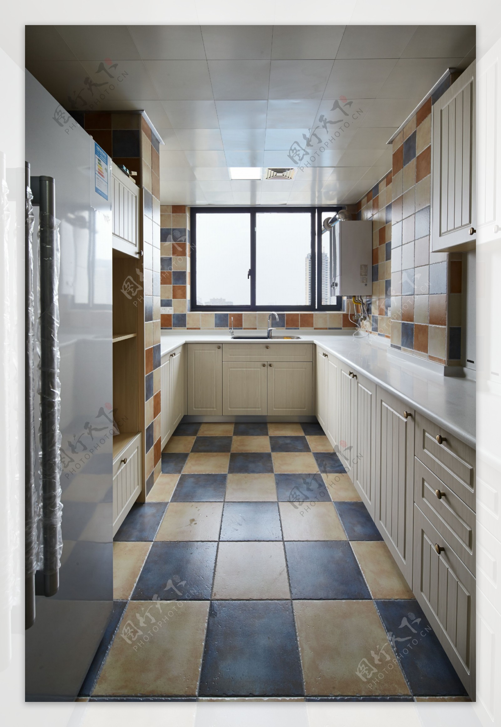 欧式经典复古风厨房彩色瓷砖装修效果图