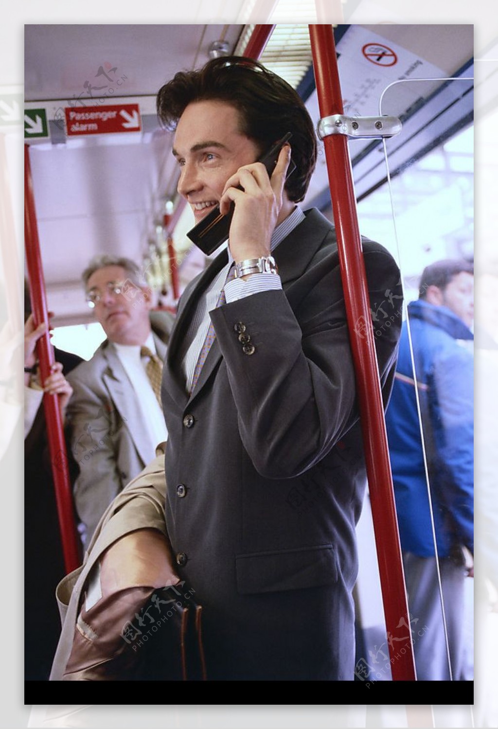 在公车上打电话的男子