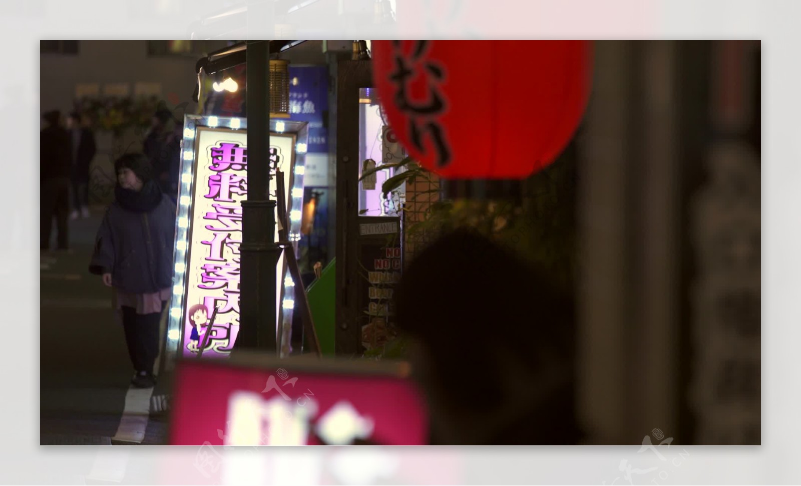 东京人行道上的照明标志