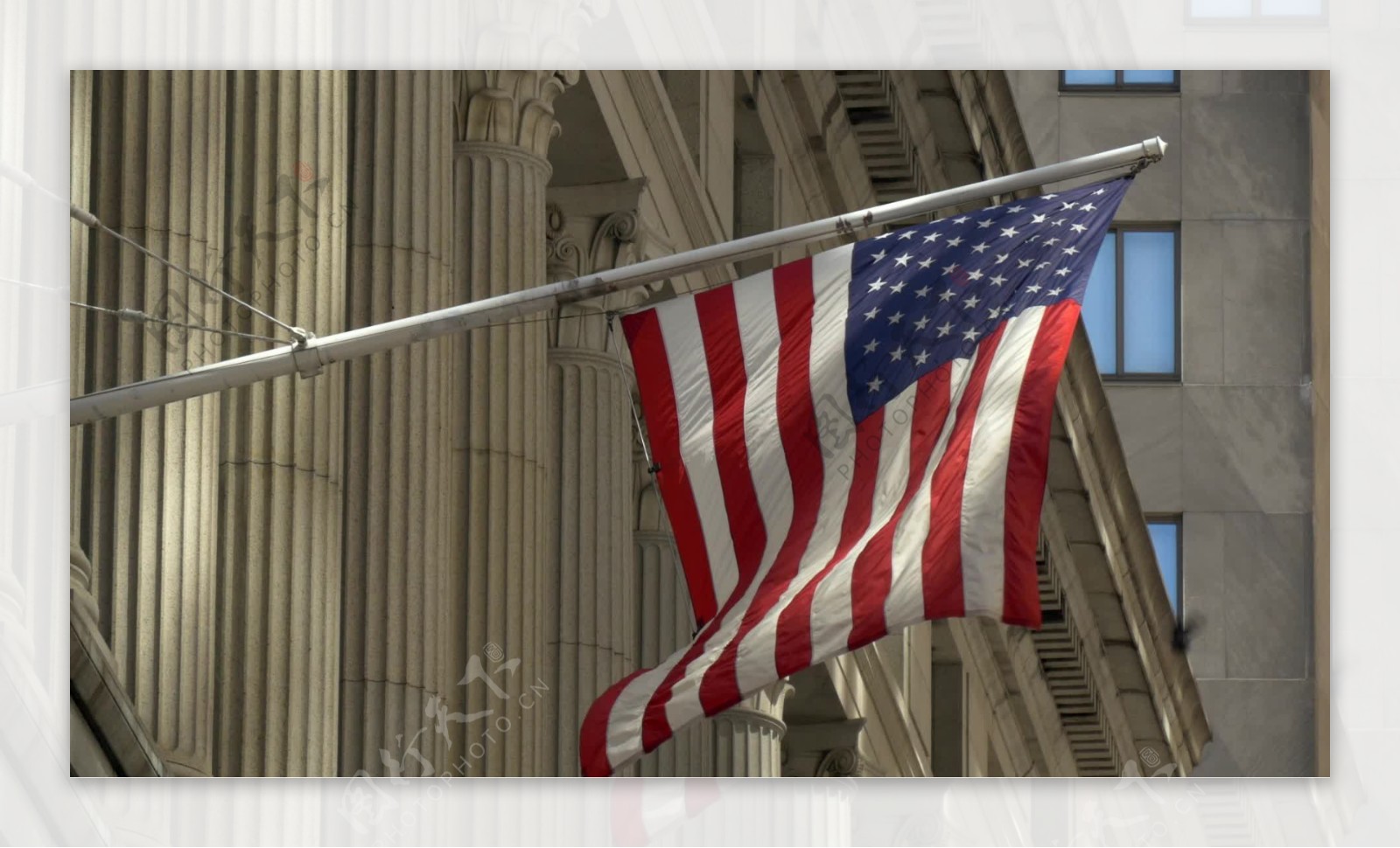 美国国旗飘扬在纽约华尔街