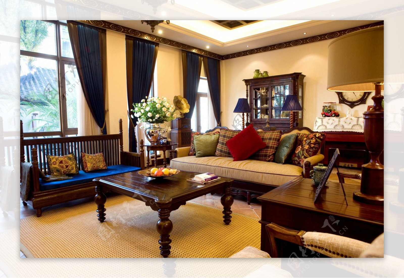 中式时尚客厅深蓝色窗帘室内装修效果图