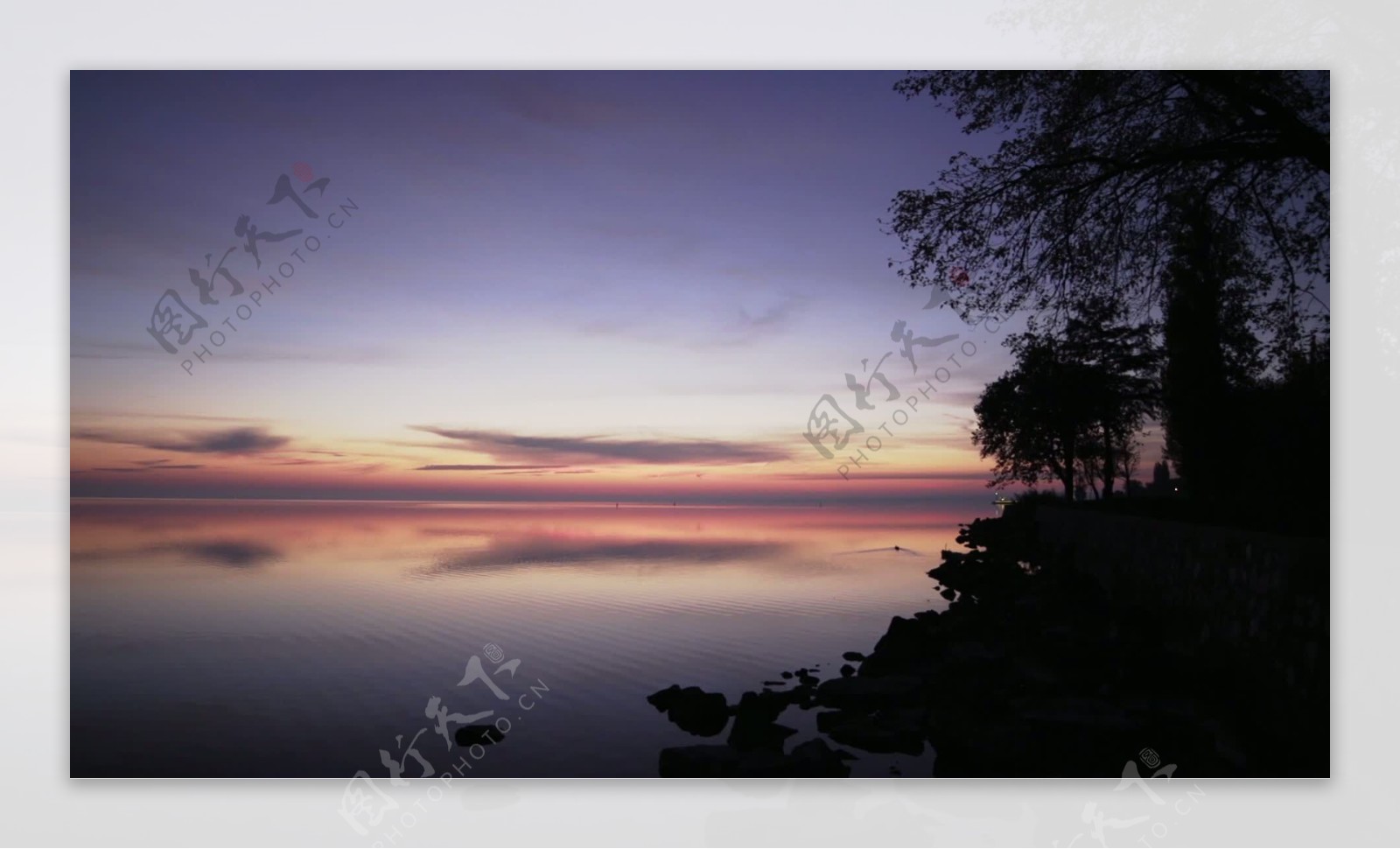 日出前的湖1