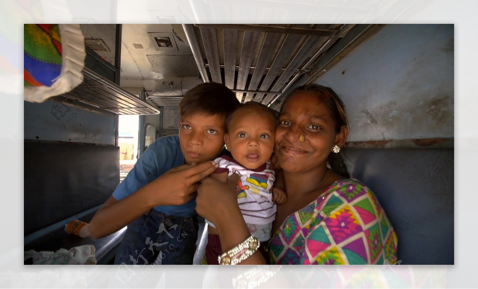火车上有婴儿和婴儿的印度妇女