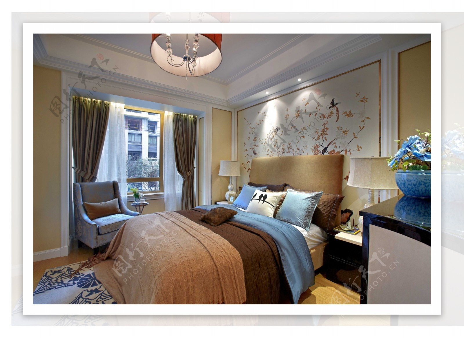 现代时尚卧室白色花纹背景墙室内装修效果图