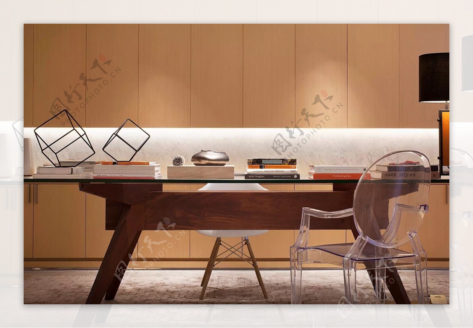 现代时尚木制餐桌客厅室内装修效果图
