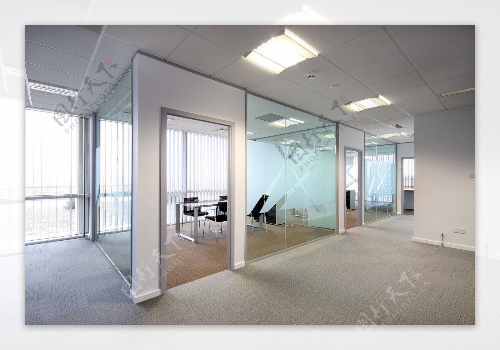 简约现代装修风格办公室玻璃墙效果图