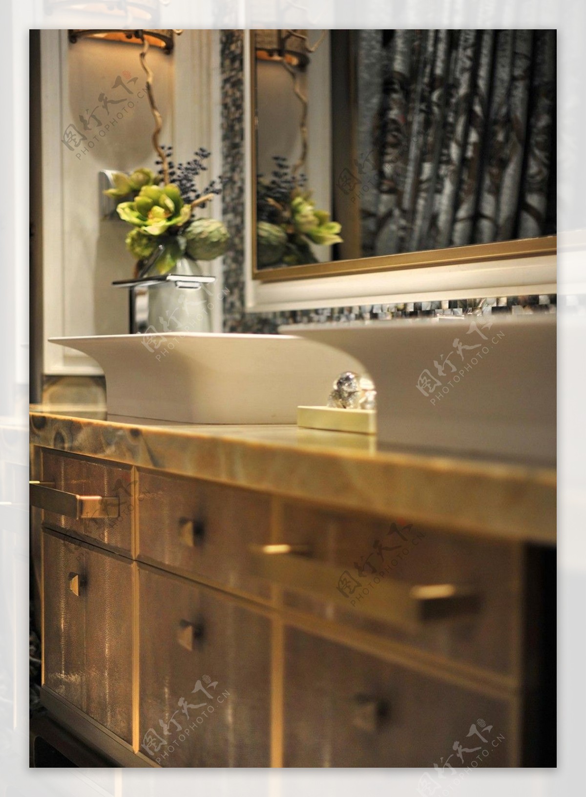 现代轻奢浴室大理石桌面室内装修效果图
