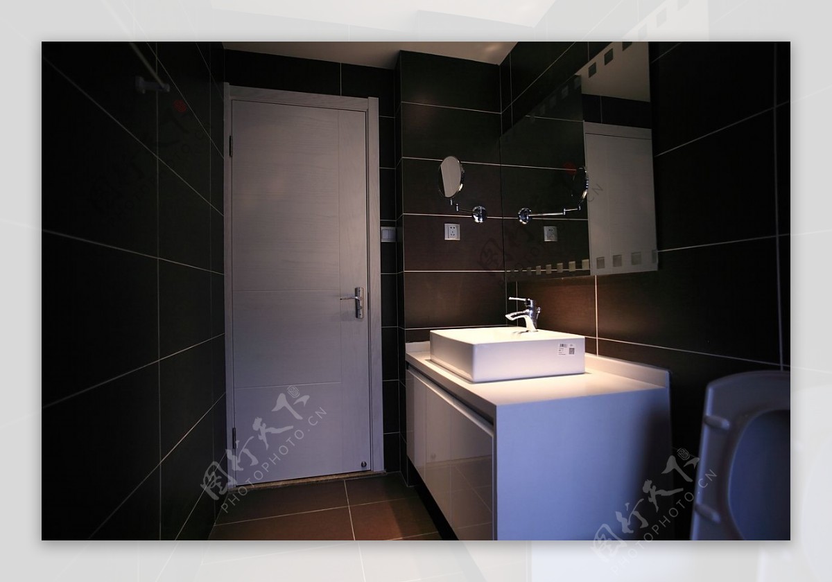 现代简约浴室黑色格子背景墙室内装修效果图