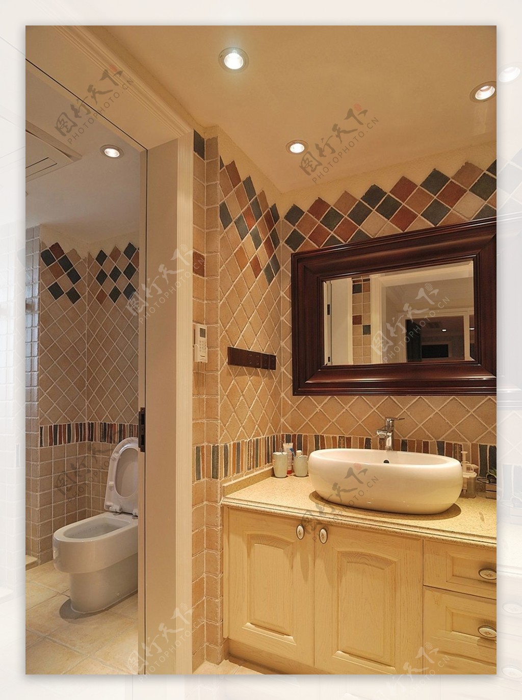 现代简约浴室深褐色镜子边框室内装修效果图