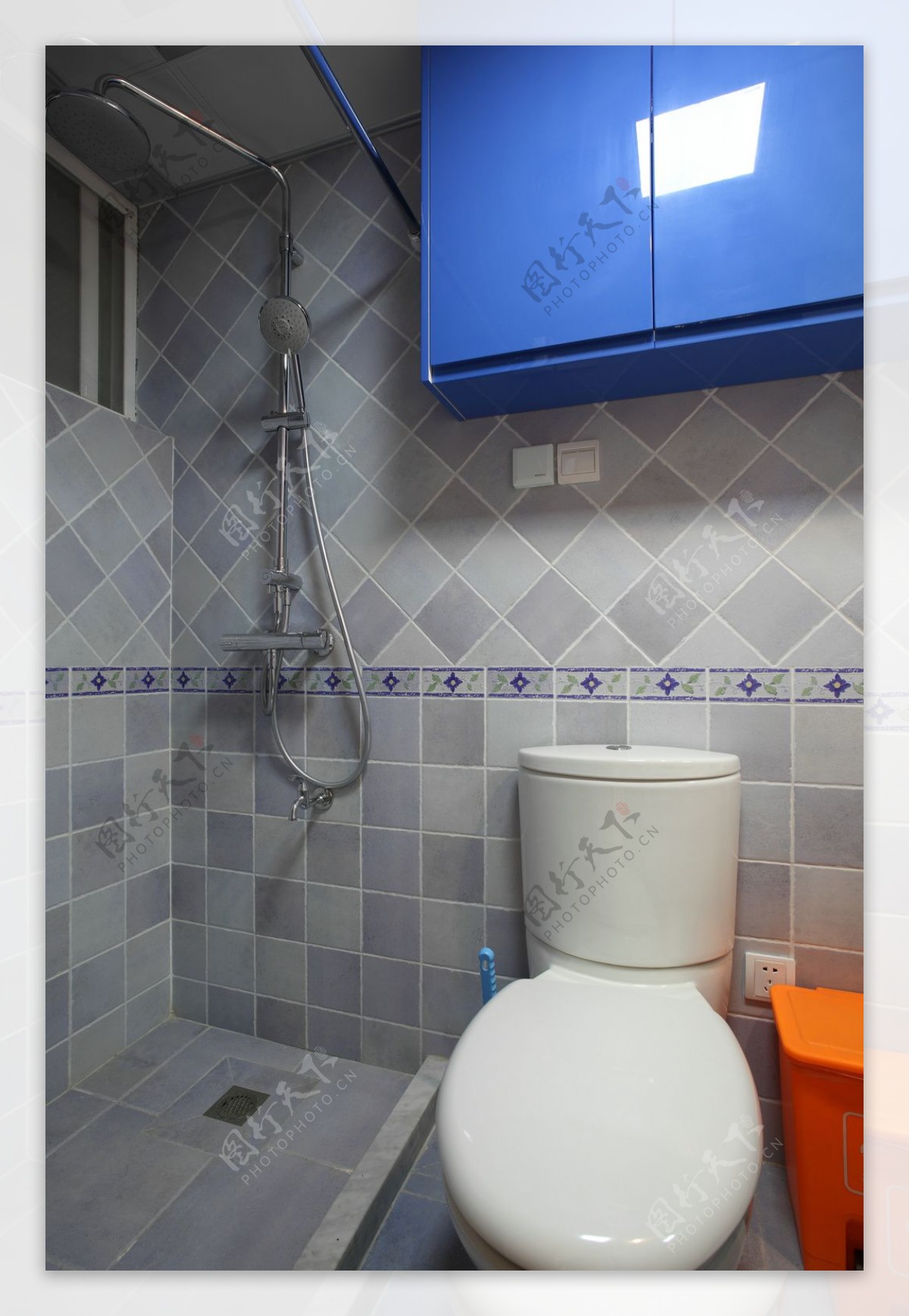 清新简约浴室灰白格子背景墙室内装修效果图
