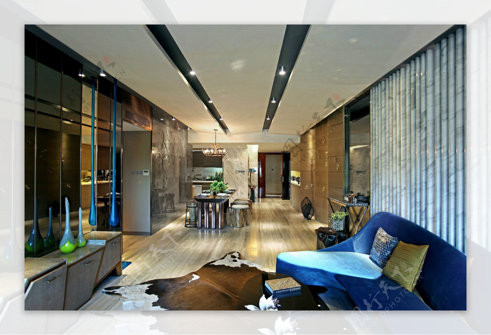 现代时尚客厅宝蓝色沙发室内装修效果图