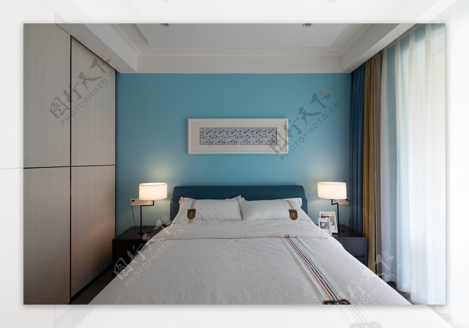 现代文艺卧室浅蓝色背景墙室内装修效果图